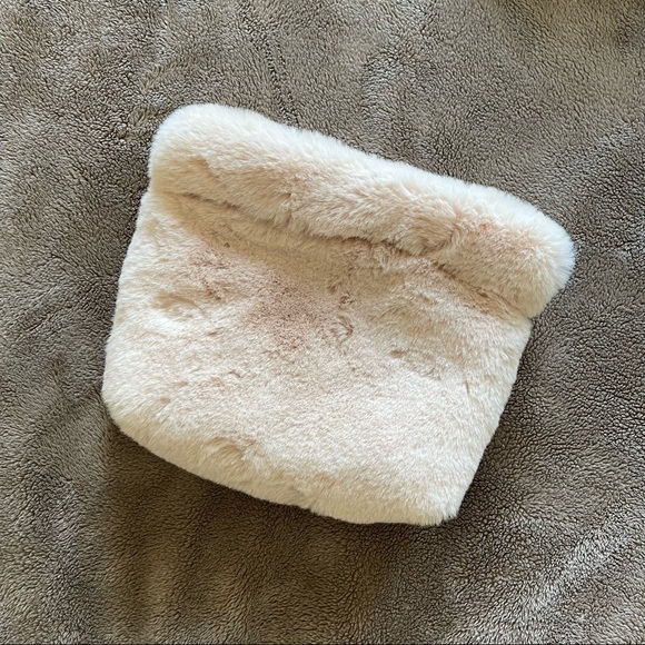 Fluffy beige crossbody bag - Picture 2 of 3